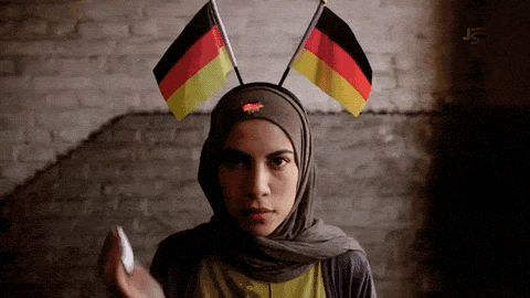 Девушка с немецкими флагами