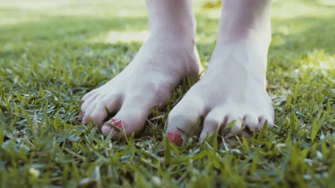 Босыми ногами на траве