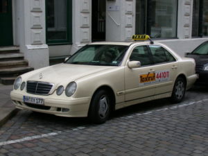 Бежевый мерседес-такси 