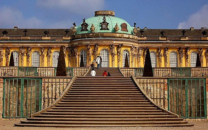 Дворец Сан-Суси в Потсдаме – одна из главных достопримечательностей Германии
