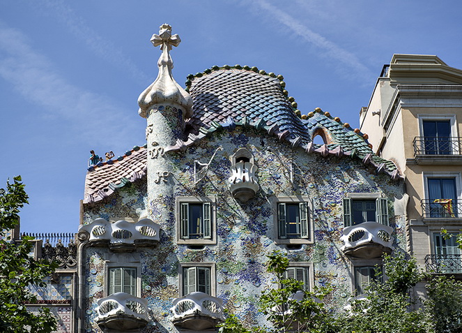 Крыша дома Бальо в Барселоне