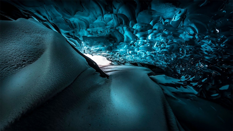 Волшебные снимки ледяных пещер в Исландии