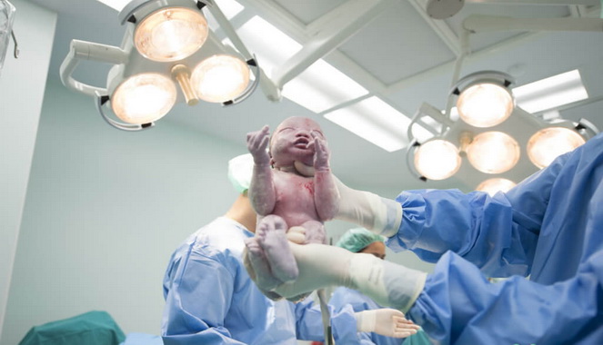 Новорожденный ребенок в немецком роддоме
