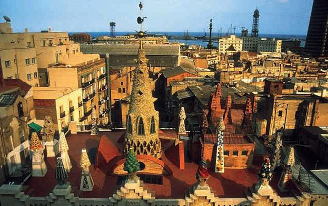 Дворец Гауди в Барселоне - вид сверху