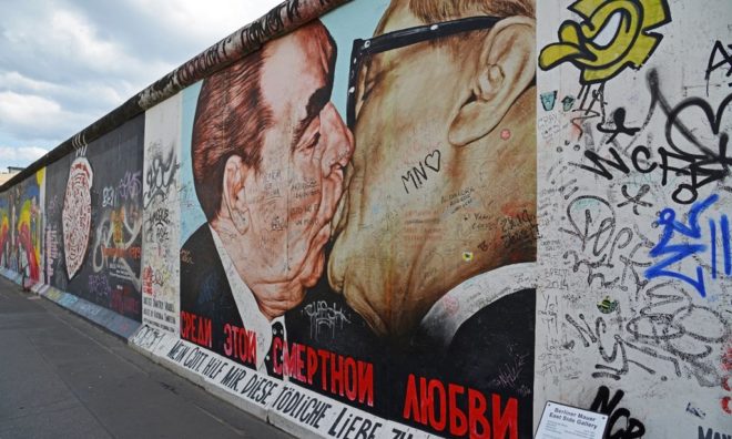 Берлинская стена: история создания и падения