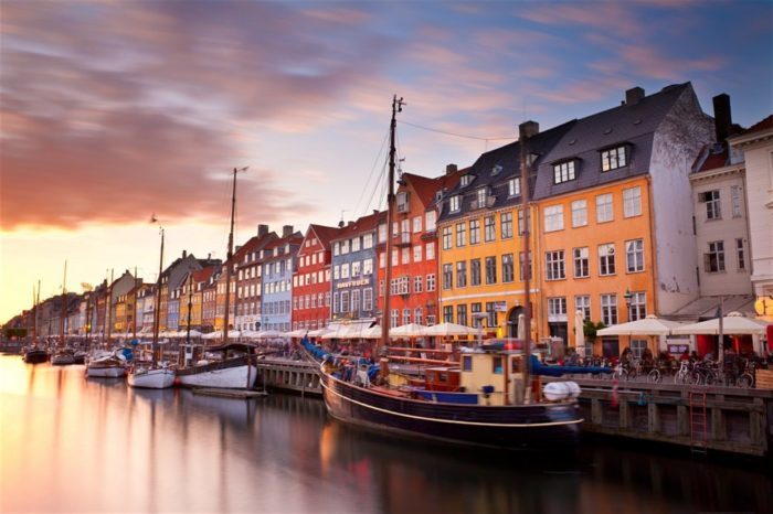 Когда в Дании откроются торговые центры, рестораны и церкви