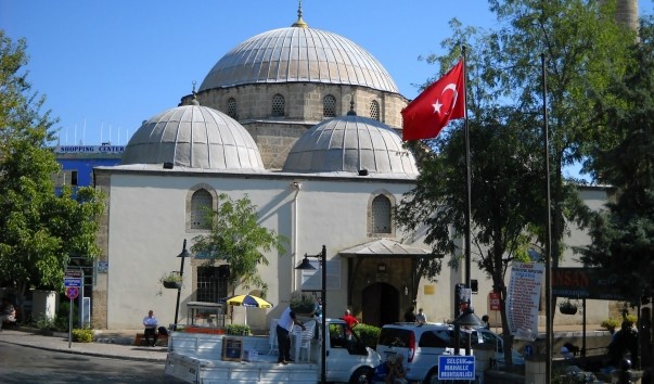 Мечеть Текели Мехмет Паши на площади Республики