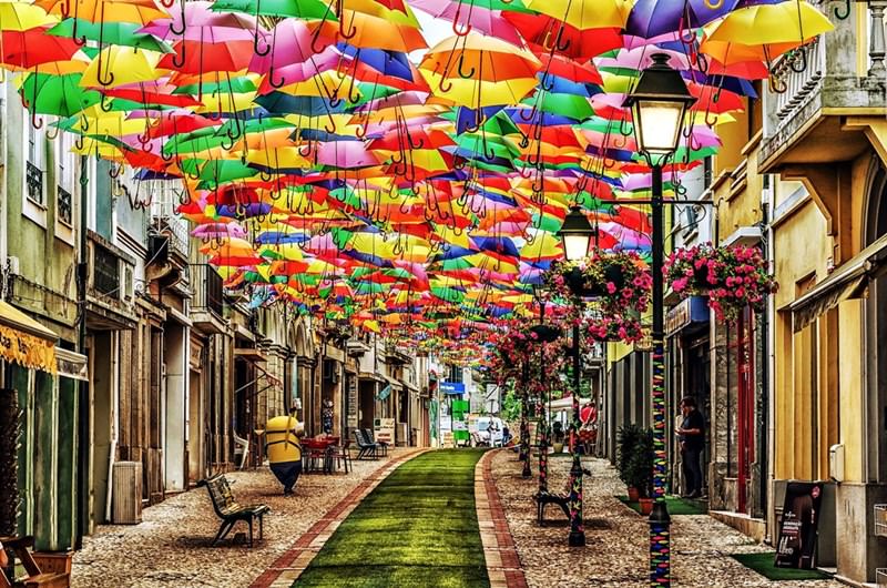 Улица с зонтиками