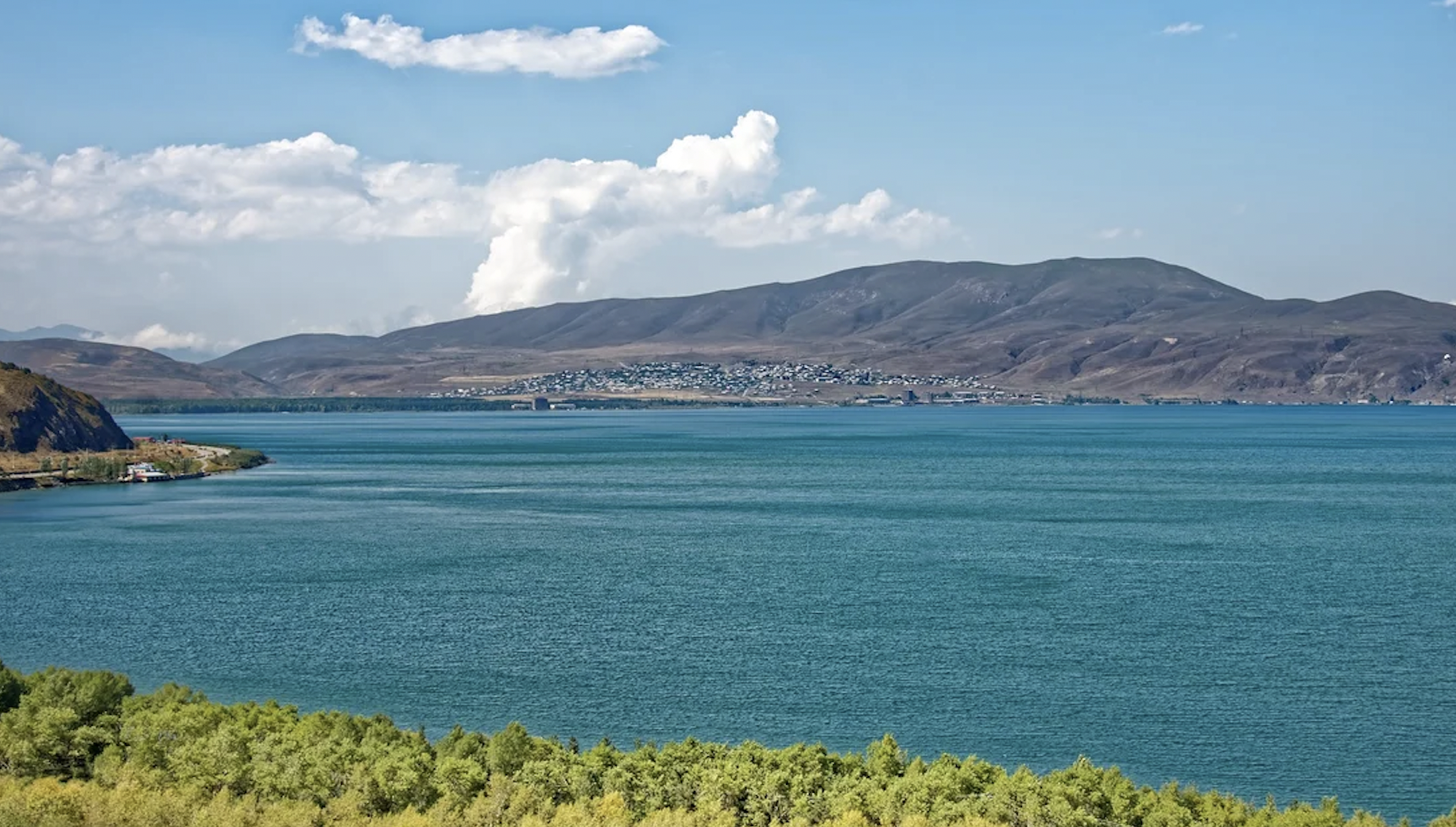 Севан — крупнейшее озеро в Армении.